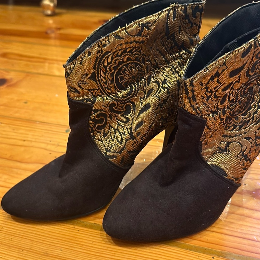 Forever 21 Black and gold embroidered heeled booties 7.5